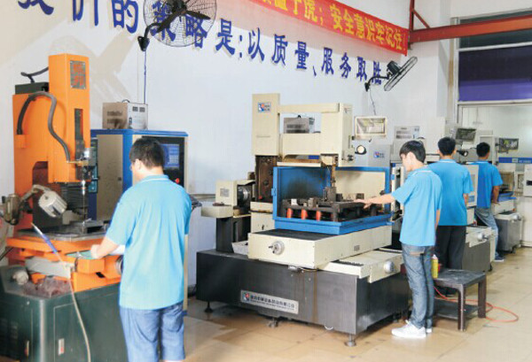 模具生产车间一角C